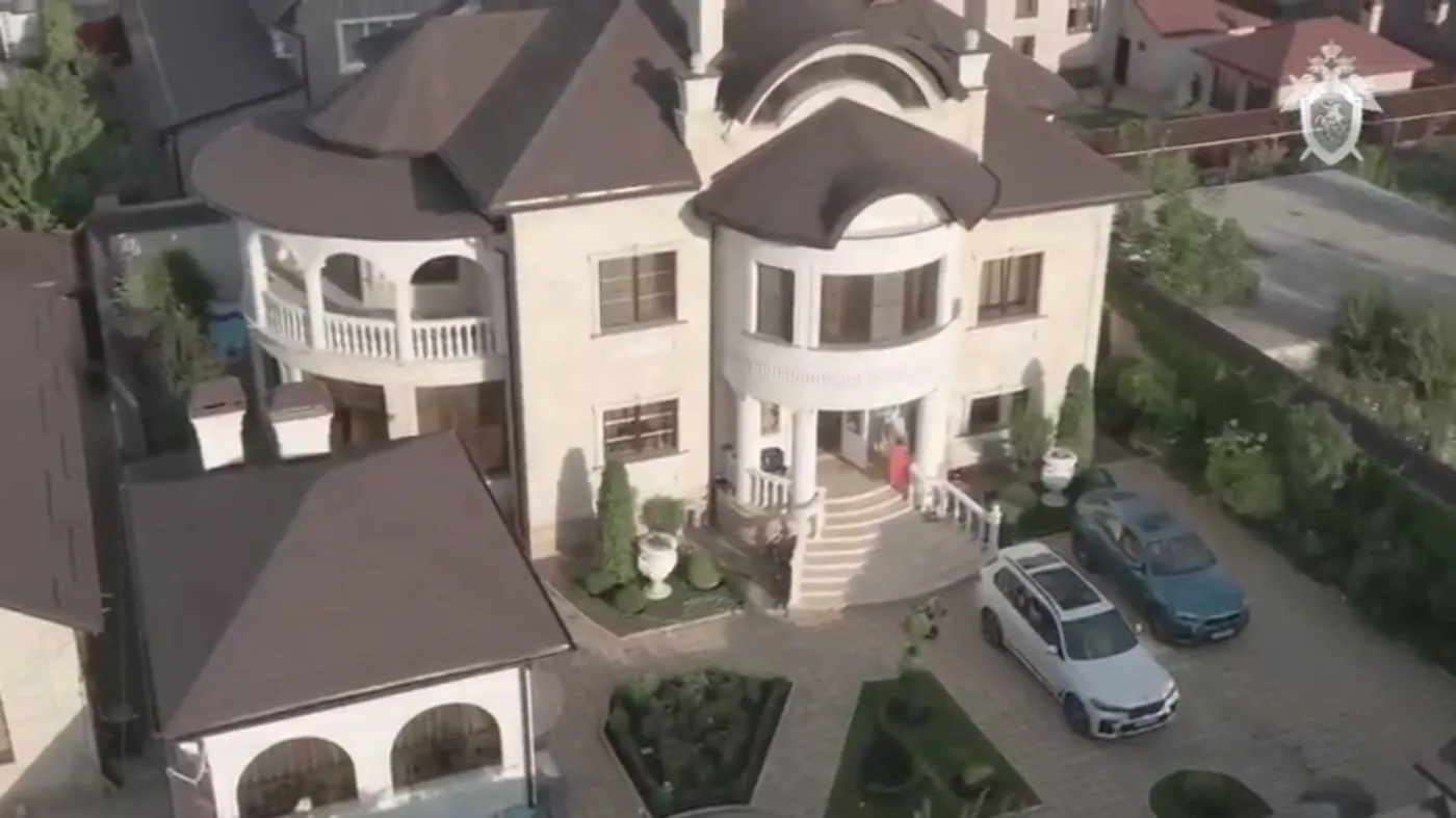 Złote toalety, willa... Oficer rosyjskiej drogówki zatrzymany za łapówki [ZDJĘCIA]