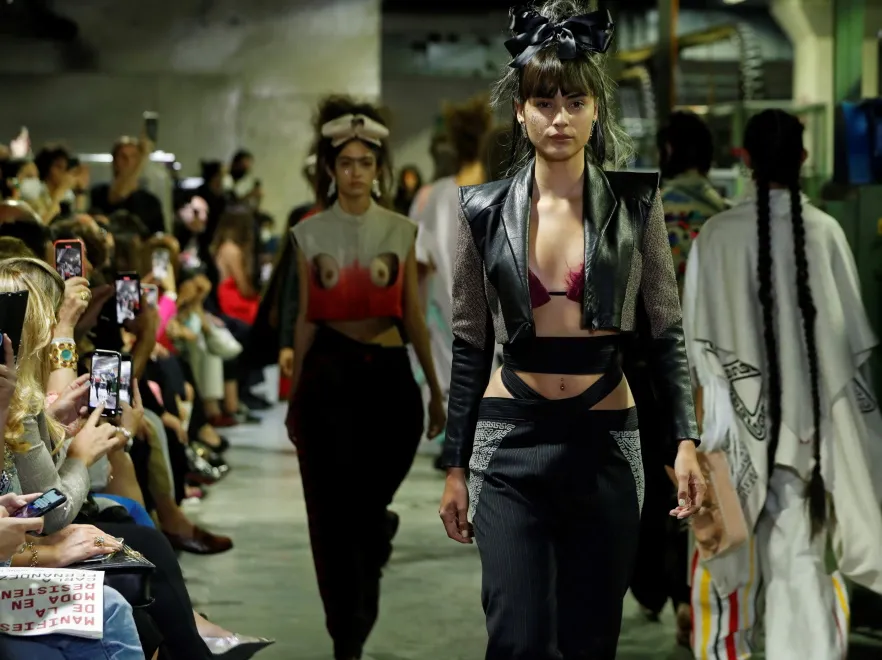 Piersi mają głos! Meksykański pokaz mody zdominowany przez nagie torsy modelek. FOTO