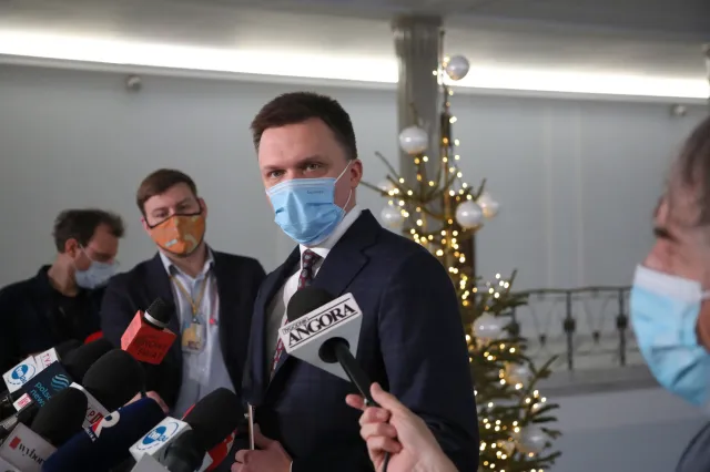 Hołownia: Rząd powinien zacząć jak najszybciej ratować Polaków przed bankructwem