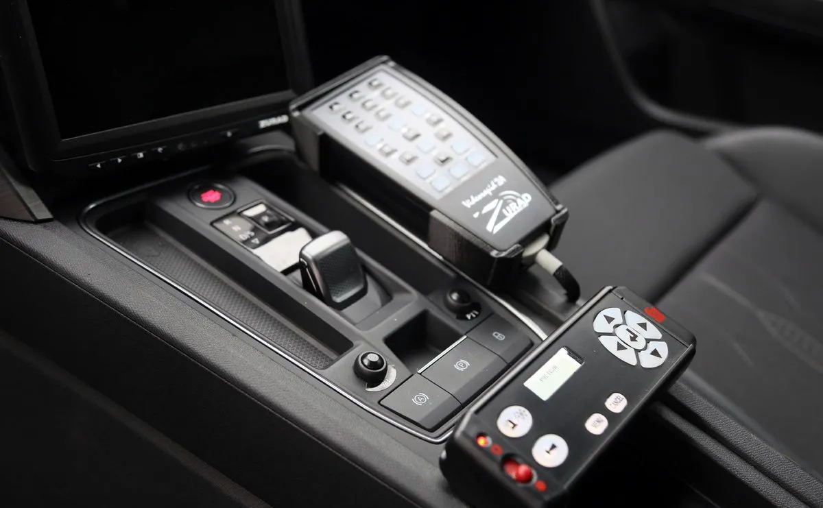 cupra-leon-policja-ma-nowy-nieoznakowany-radiowoz-z-wideorejestratorem-37363369.jpg