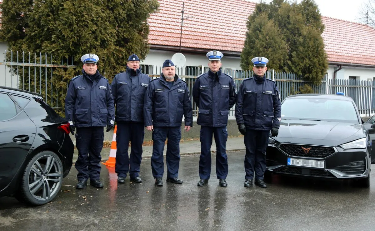 cupra-leon-policja-ma-nowy-nieoznakowany-radiowoz-z-wideorejestratorem-37363395.jpg