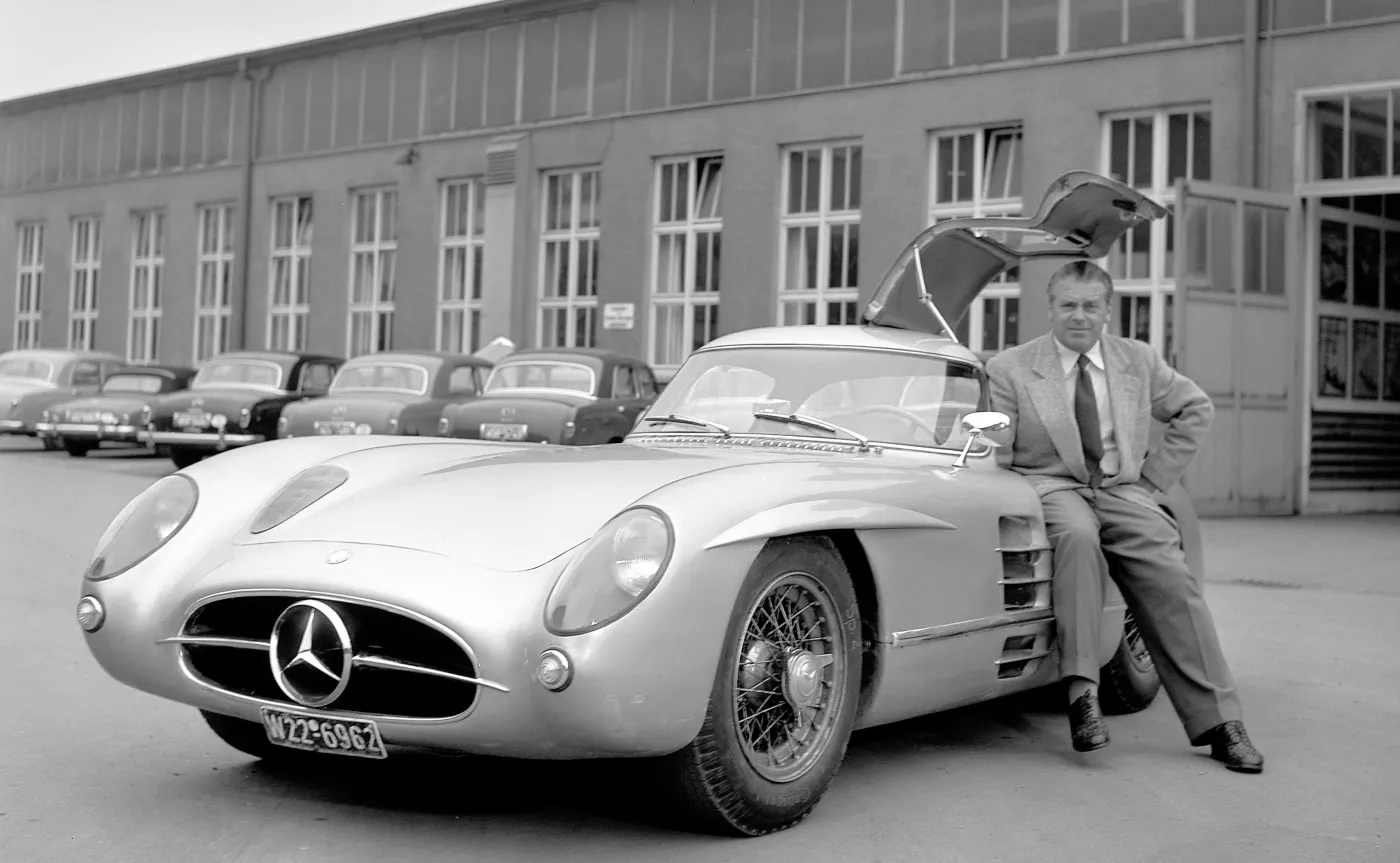 mercedes-300-slr-uhlenhaut-coupe-i-jego-konstruktor-rudolph-uhlenhaut-37461350.jpg
