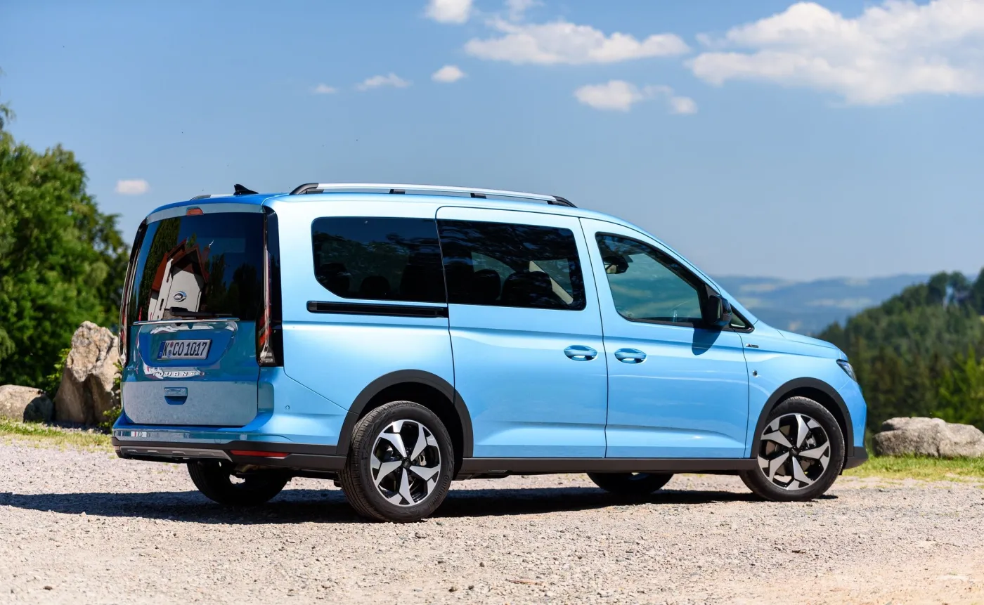 ford-grand-tourneo-connect-active-z-silnikiem-diesla-20-ecoblue122-km-37524318.jpg