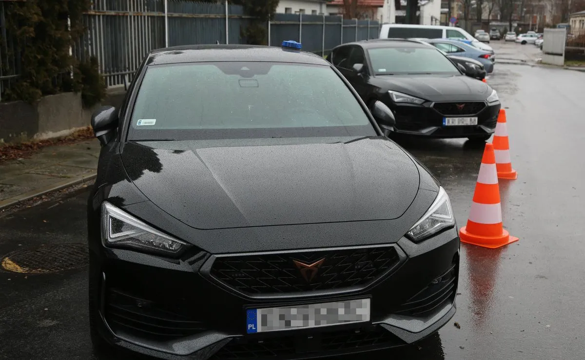 cupra-leon-policja-ma-nowy-nieoznakowany-radiowoz-z-wideorejestratorem-37363390.jpg