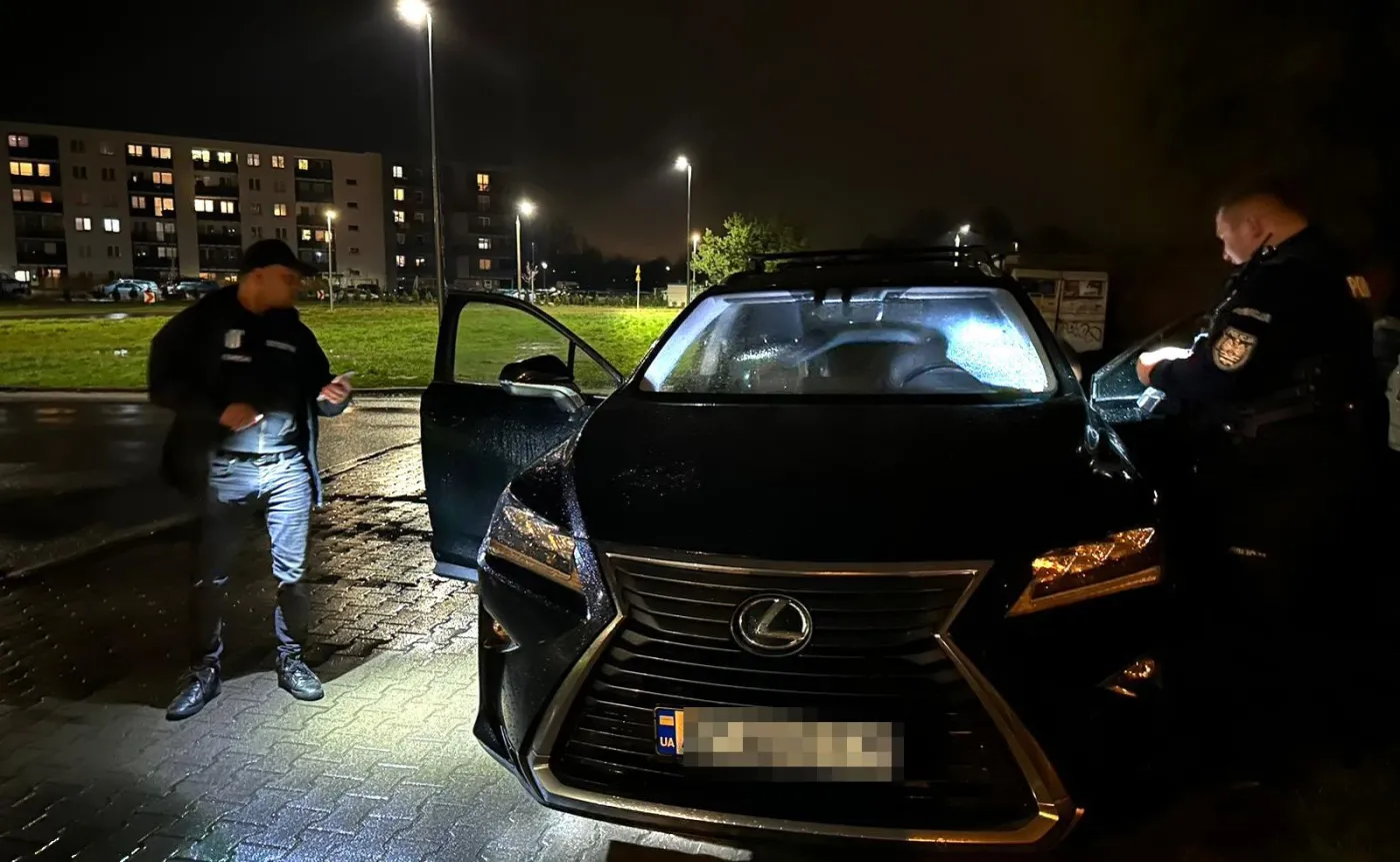 lexus-rx-300-z-ukrainy-skradziony-w-warszawie-odzyskany-w-zyrardowie-37765105.jpg