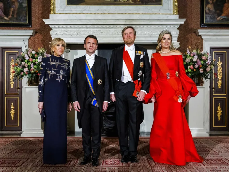 Brigitte Macron w ogniu krytyki. Pokazała za dużo nóg na spotkaniu z parą królewską... [FOTO]