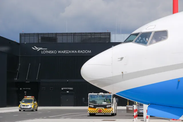 Incydent podczas otwarcia lotniska w Radomiu. Spadły części samolotu