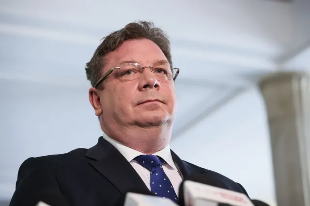 Minister w KPRM: Słowa premiera mnie zabolały. Tęsknię do czasów Beaty Szydło