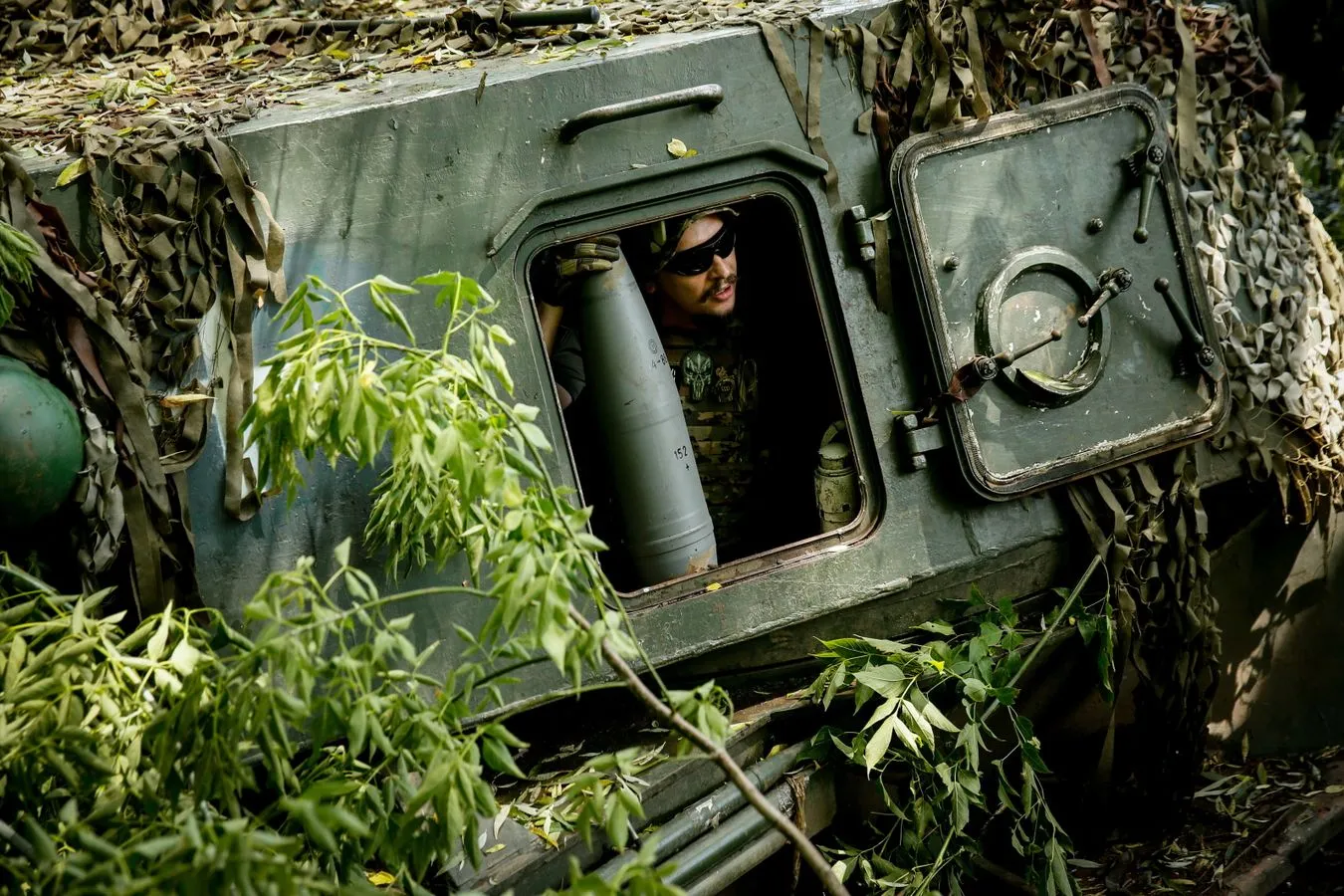 Siły ukraińskie i artyleria w obwodzie donieckim na wschodzie Ukrainy