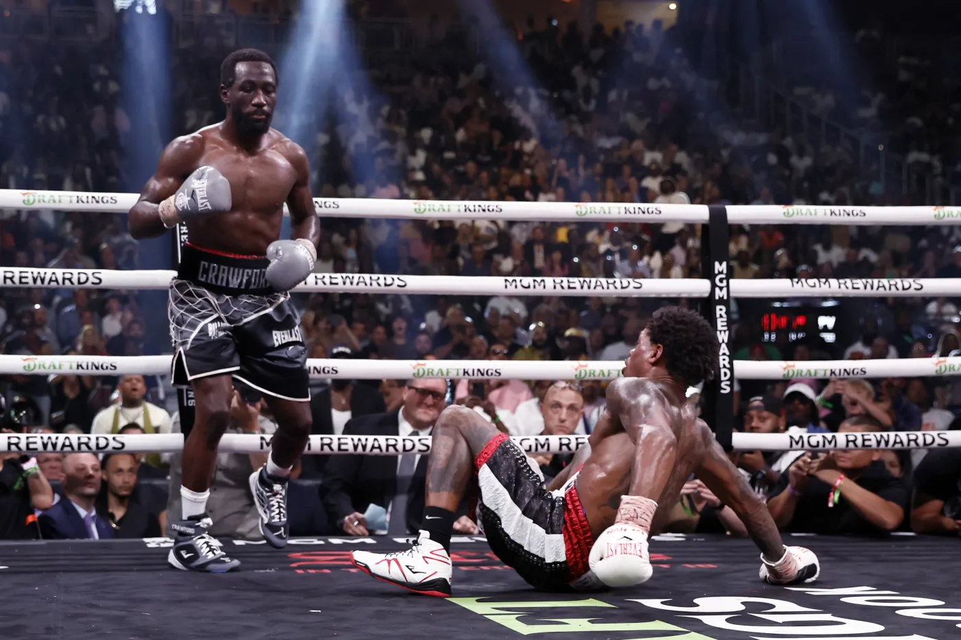 Crawford królem wagi półśredniej. Spence Jr. trzy razy leżał na deskach