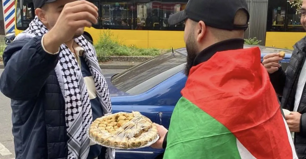 "Berliner Zeitung": Mężczyźni z palestyńskimi flagami rozdają słodycze, aby uczcić atak na Izrael