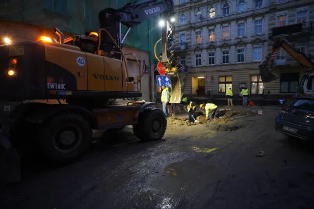 Łódź. Fatum jakieś? Najpierw zabetonowane auto, teraz fontanna aż do trzeciego piętra...