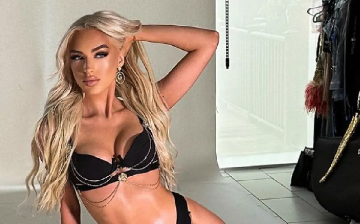 Caroline Derpieński nago. "Byłam obsypywana dajmondsami"