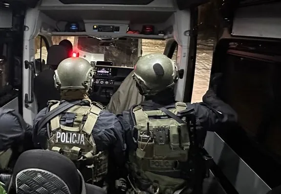 Kraków. Podszywali się pod policjantów, okradli mieszkanie. 6 osób zatrzymanych