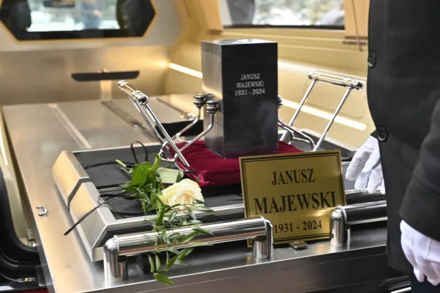 Pogrzeb Janusza Majewskiego. Kondrat, Zborowski, Komorowska pożegnali wybitnego reżysera [FOTO]