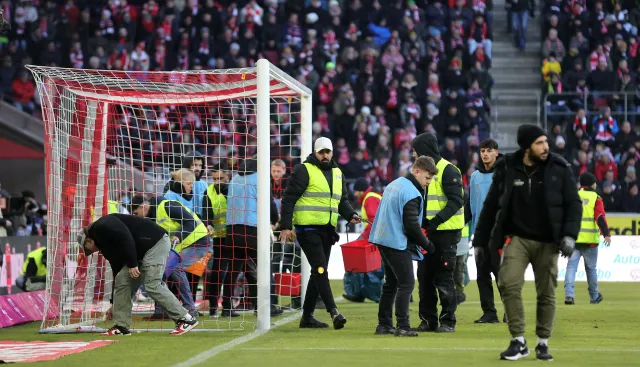 Protesty kibiców w Bundeslidze. Obrzucali boiska czekoladowymi monetami