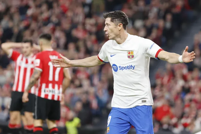 Obrońca Athletic Bilbao strzelił Robertem Lewandowskim gola dla Barcelony [WIDEO]