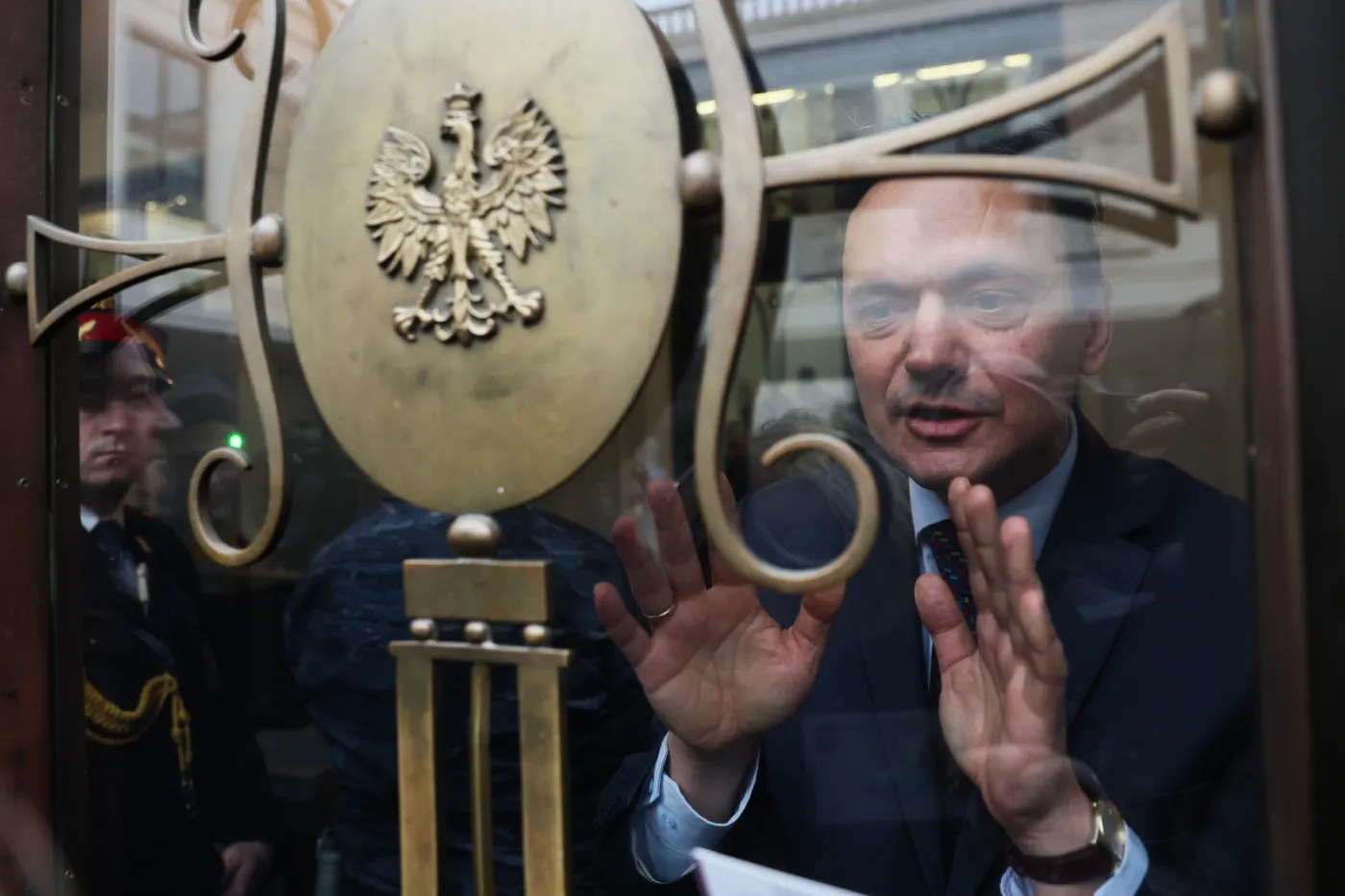 Gorąco pod Sejmem. Przepychanki z udziałem Kamińskiego i Wąsika. ZDJĘCIA