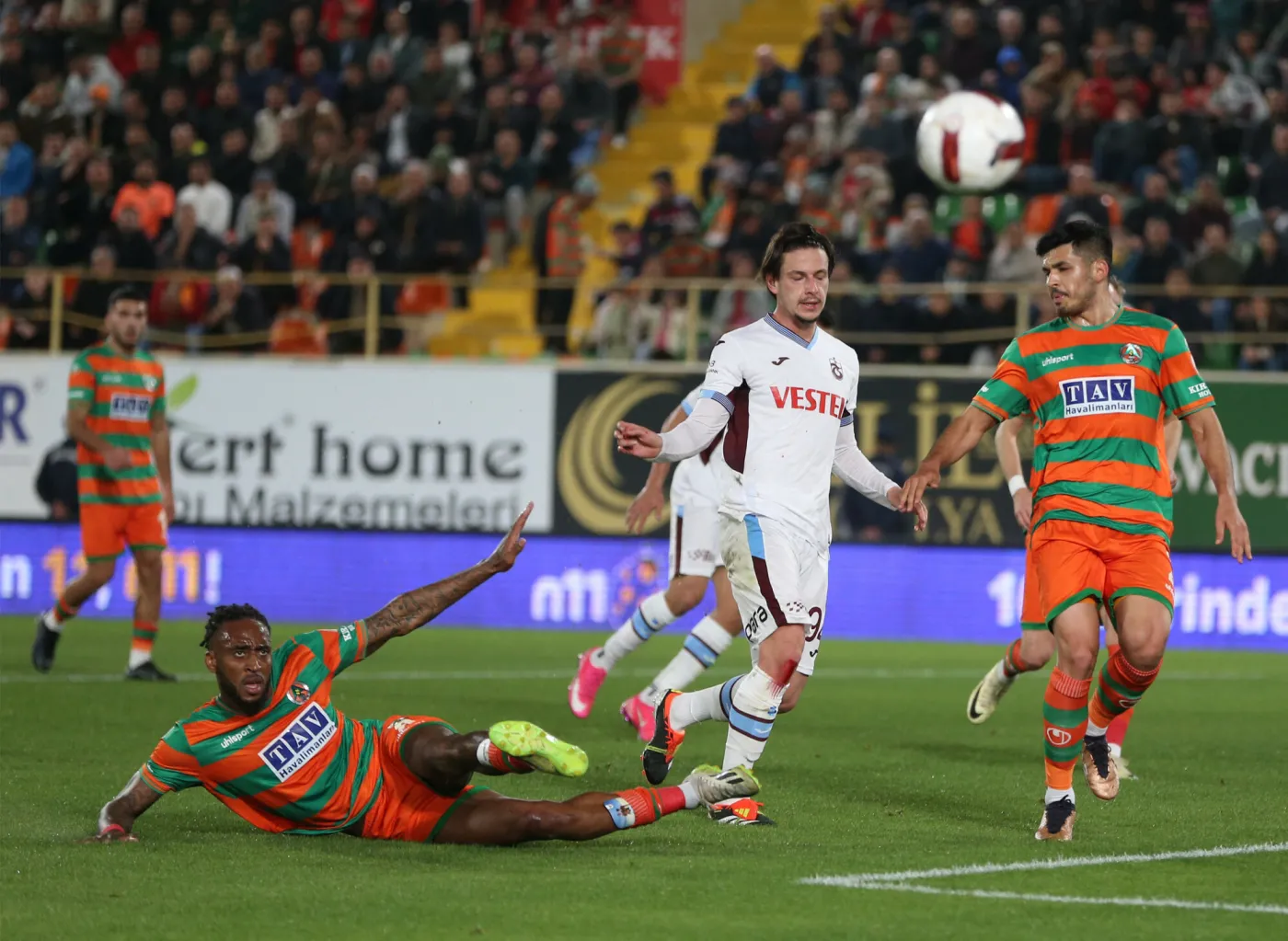 Co tu się stało? Przedziwny gol w meczu tureckiej Super Lig [WIDEO]