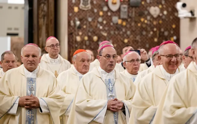 Trzęsienie ziemi w polskim Kościele. Jeden z nich zastąpi abp. Gądeckiego? [KANDYDACI]