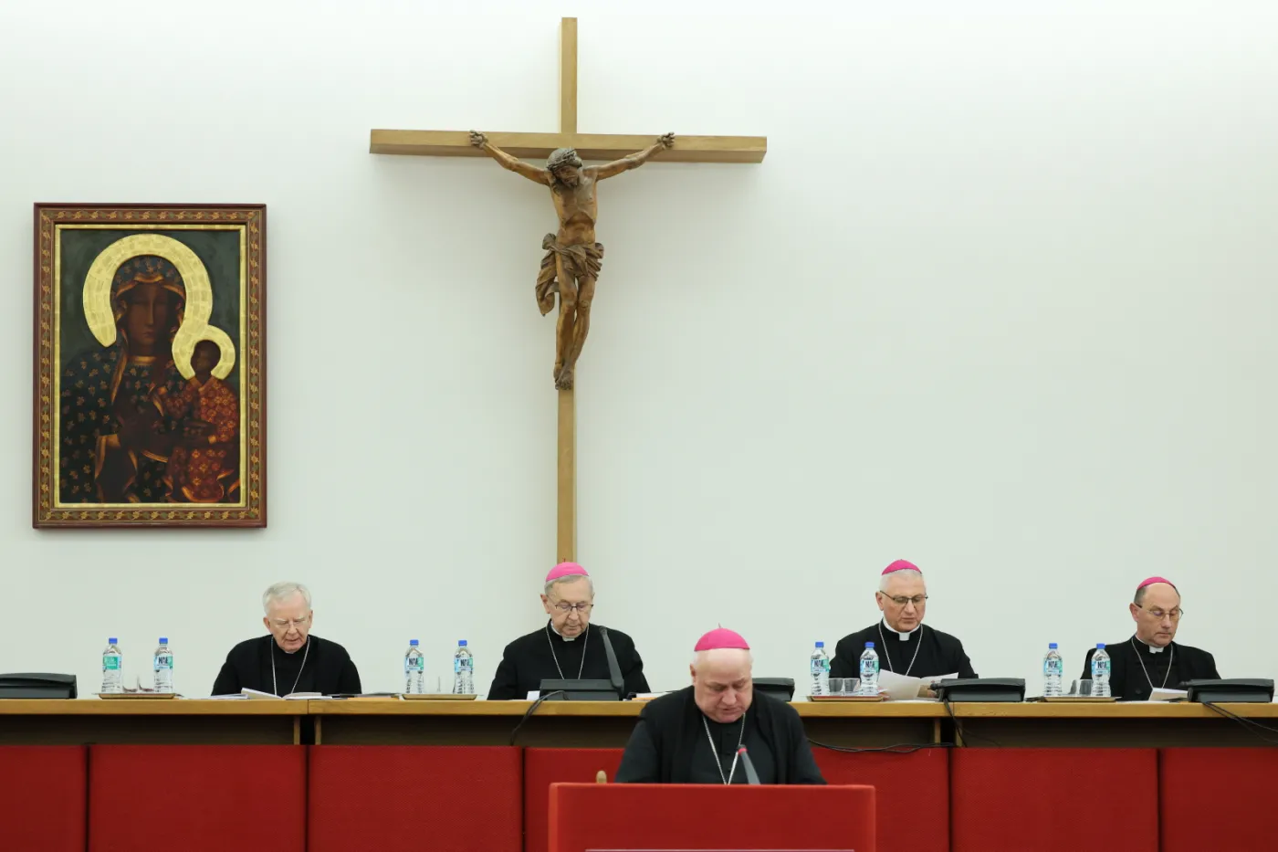 Decyzja ws. pogrzebu abp. Gołębiewskiego nie została podjęta przez KEP