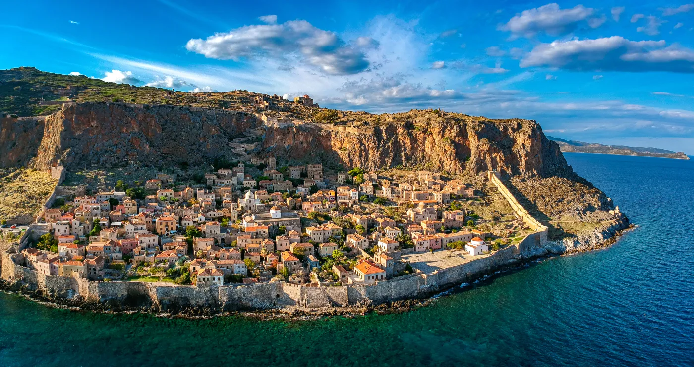 monemvasia-nazywana-jest-gibraltarem-wschodu-lub-greckim-gibraltarem-38130211.jpg
