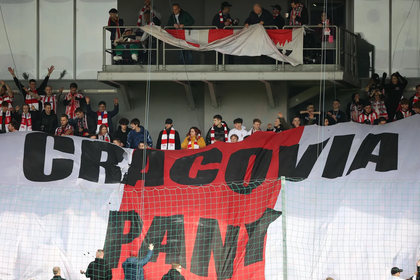 kibice-cracovii-podczas-meczu-pilkarskiej-ekstraklasy-z-widzewem-lodz-38126940.jpg