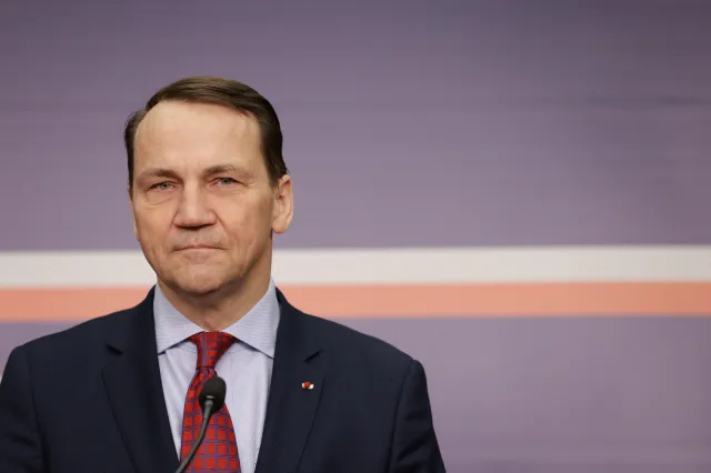 Sikorski broni Macrona i upomina Niemcy: Berlin jest w zasięgu Iskanderów