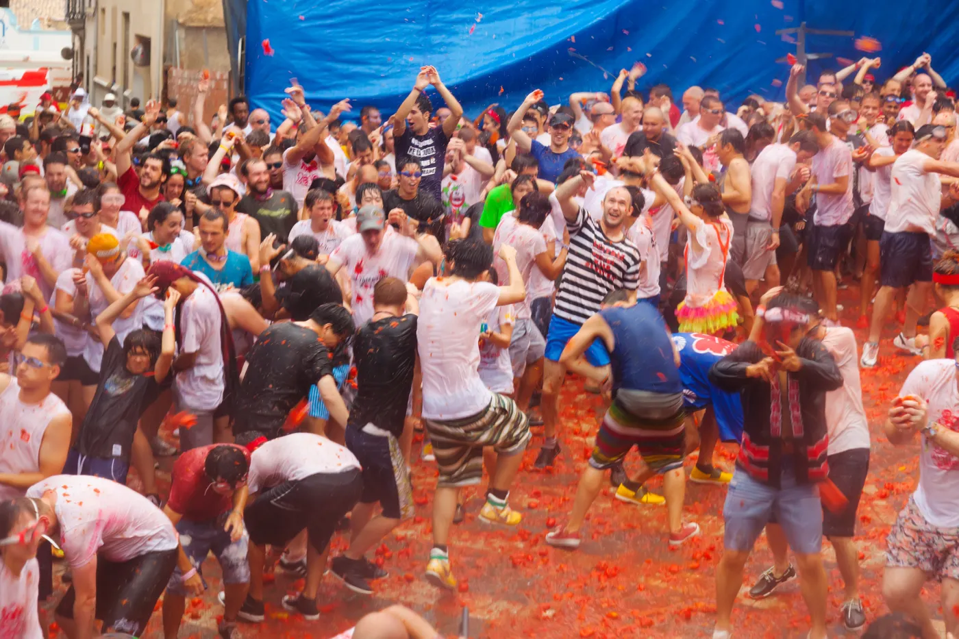 uliczna-bitwa-na-pomidory-podczas-festiwalu-la-tomatina-w-miejscowosci-38134277.jpg