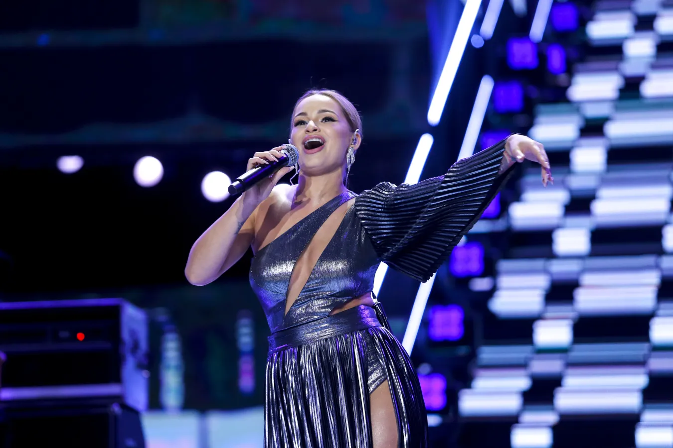 Ewelina Lisowska wygina się na włoskiej plaży. Fani pieją z zachwytu [FOTO]