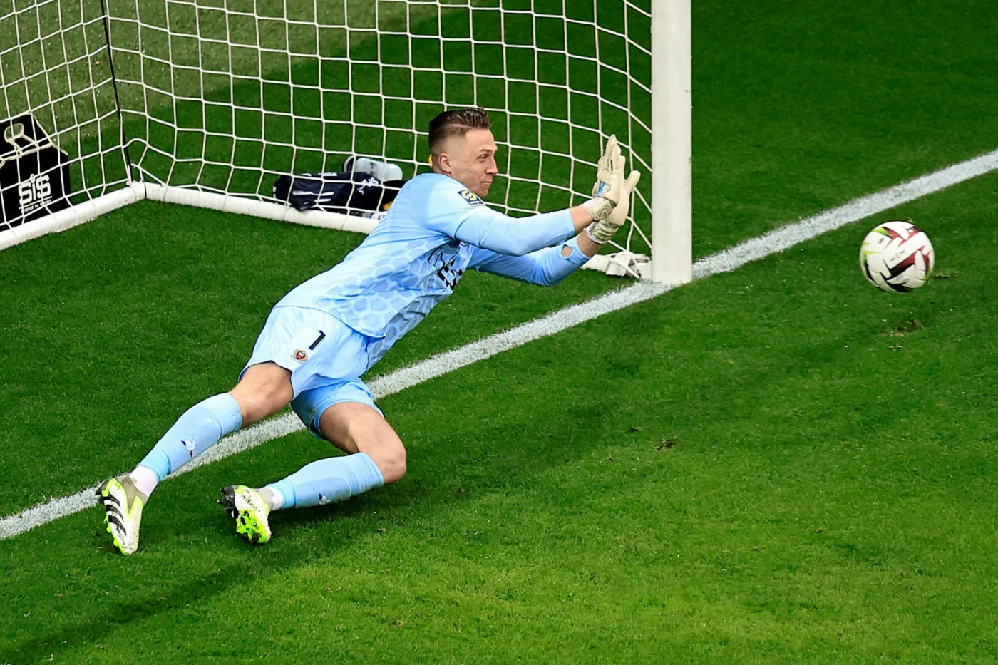 Marcin Bułka dwa razy wyjmował piłkę z siatki w meczu z Paris Saint-Germain