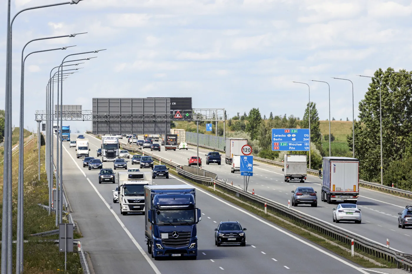 Dramatyczny finał kłótni na autostradzie. 37-latek potrącony przez tira