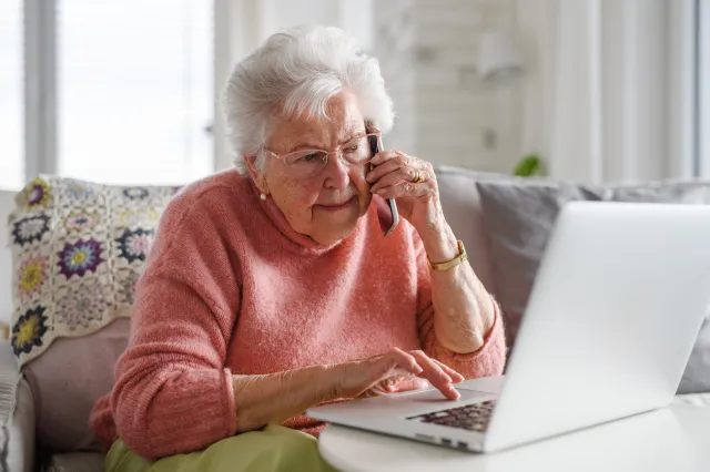 Dodatkowe 500 zł co miesiąc dla seniorów. Co zrobić, by otrzymać ten dodatek do emerytury?