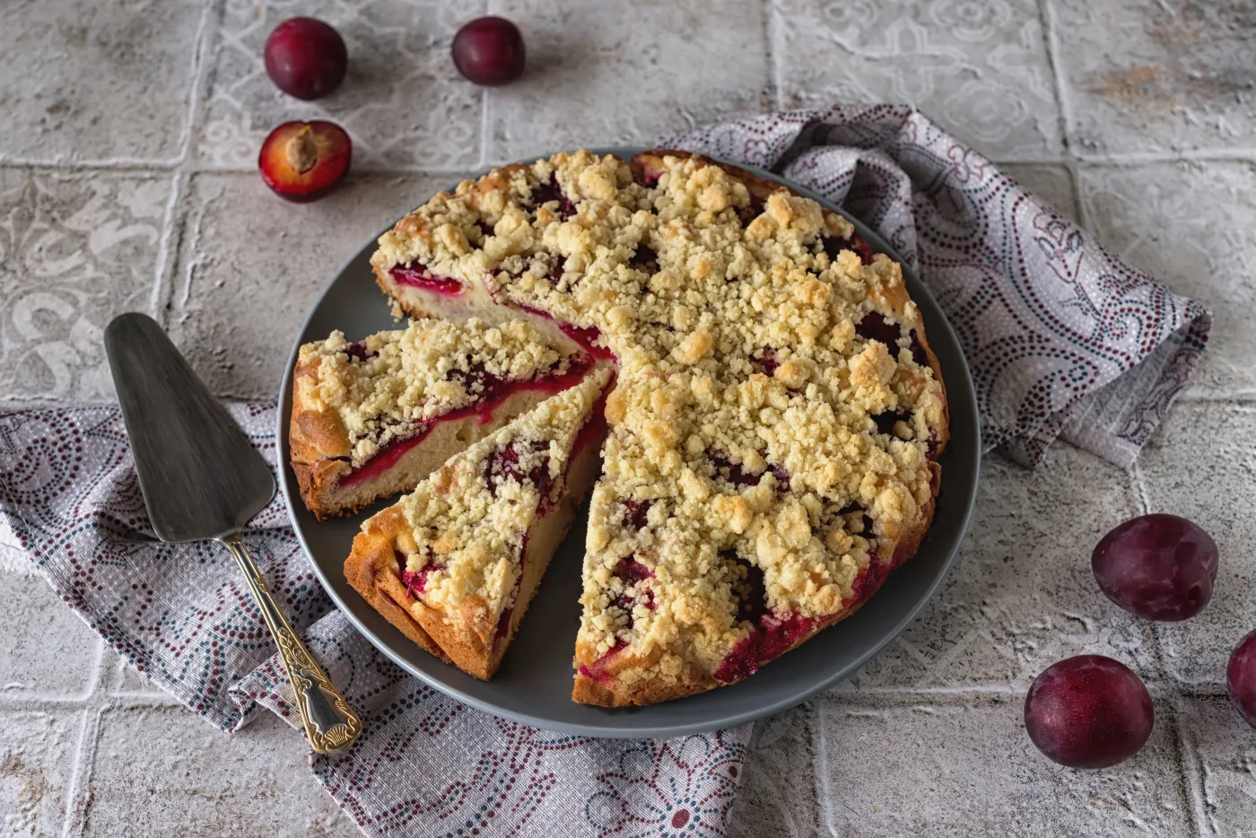 Homemade,Plum,Pie,With,Crumbs,(streusel),On,The,Kitchen,Table