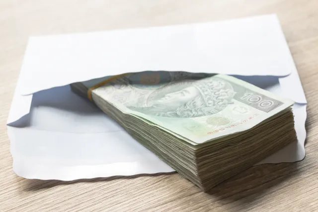 Kobieta straciła prawie 100 tys. zł. "Chciała inwestować ze wsparciem AI"