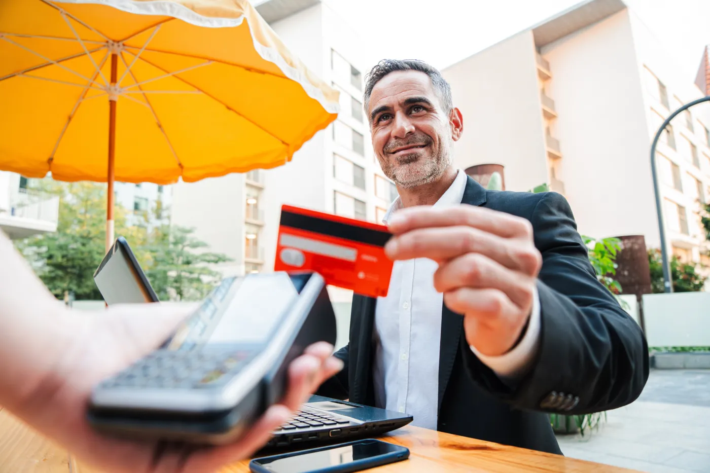 Allegro wyda własną kartę płatniczą. Z opcją "kup teraz, zapłać później"