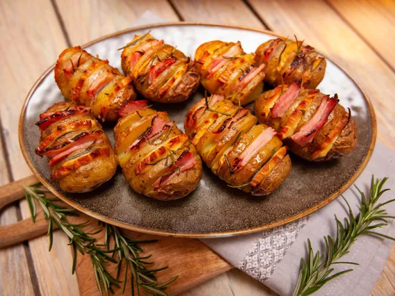 Ziemniaki zapiekane z szynką i oscypkiem. Danie na jesienne obiady od Ewy Wachowicz