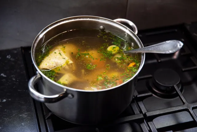 Zapomniane mięso na rosół. Kosztuje grosze i świetnie podkręca smak