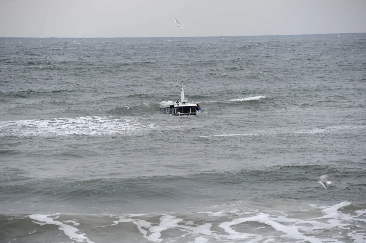 Tragedia na Bałtyku. Trzech rybaków w wodzie, jeden w stanie krytycznym