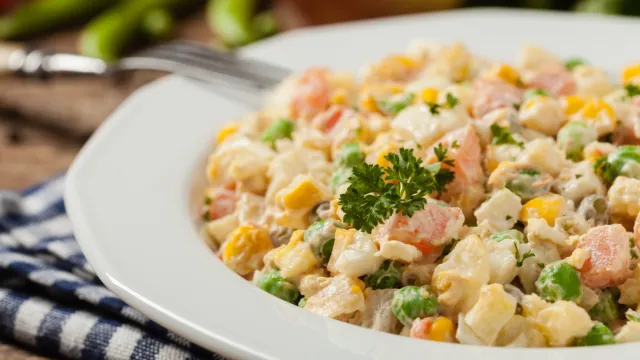 Ile może stać sałatka jarzynowa i czy można ją mrozić? Mało kto zna prawidłową odpowiedź