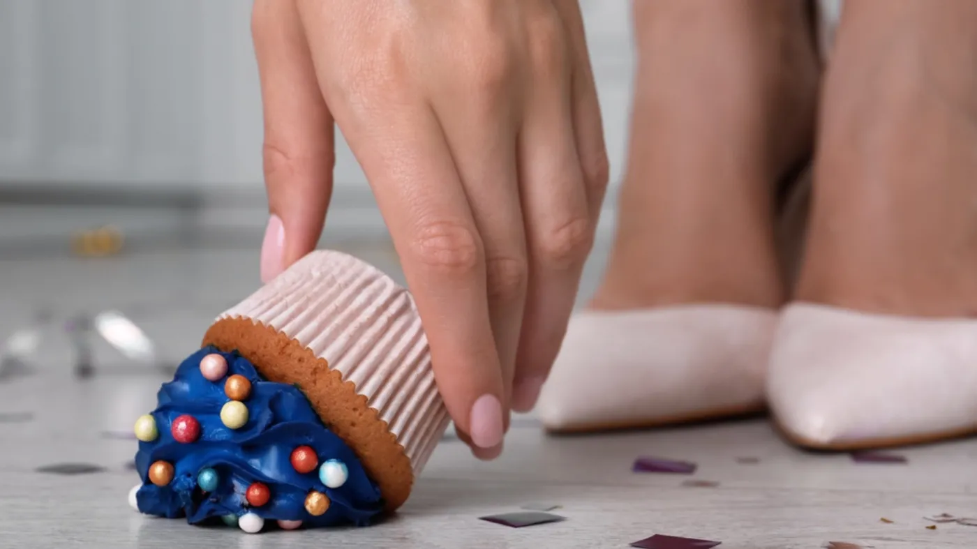 Można zjeść to, co spadło na podłogę? Naukowcy zbadali, czy zasada 5 sekund działa