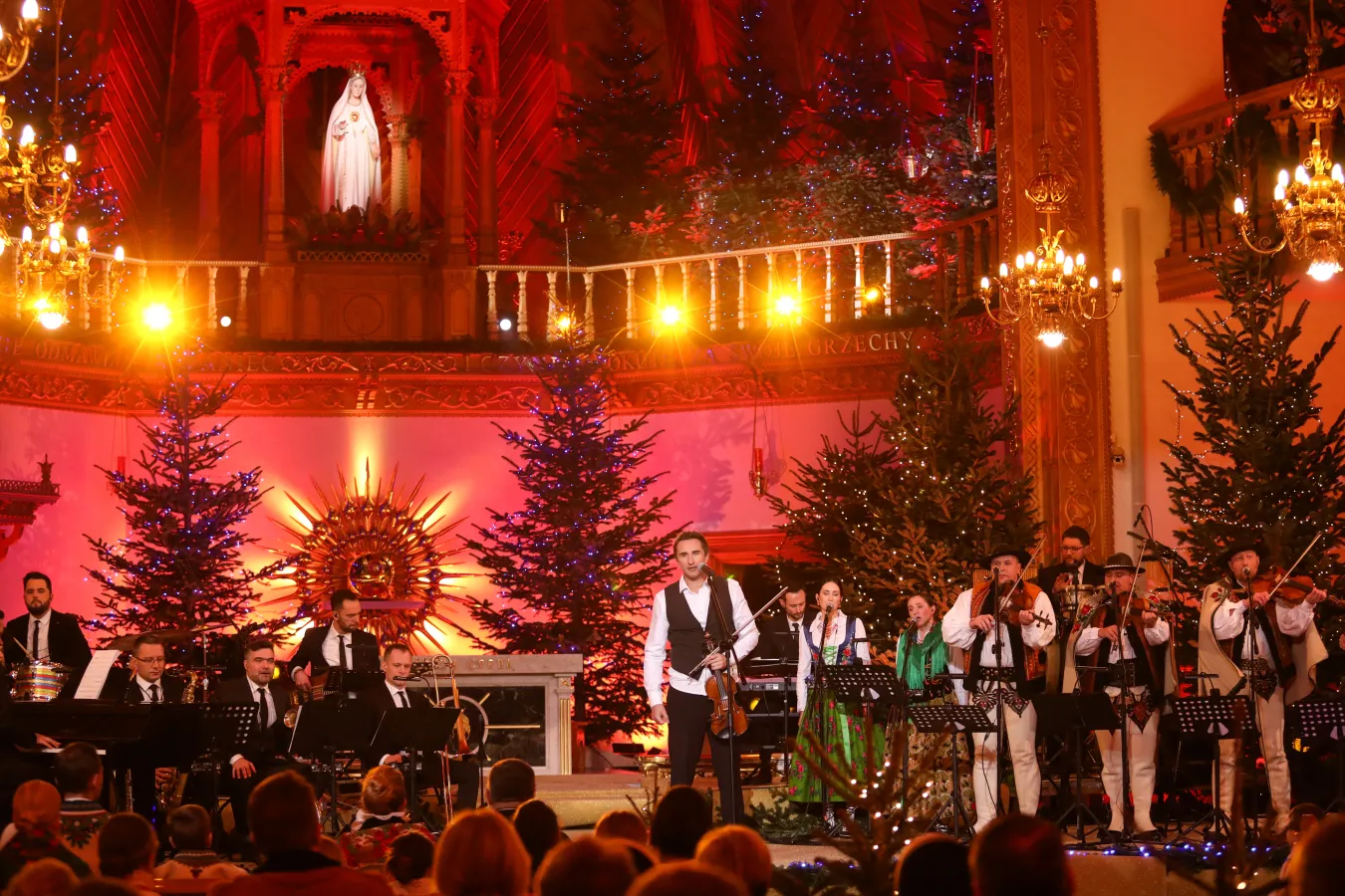 Koncerty kolęd w telewizji 2024. Kiedy oglądać w TVP, TVN i Polsacie?