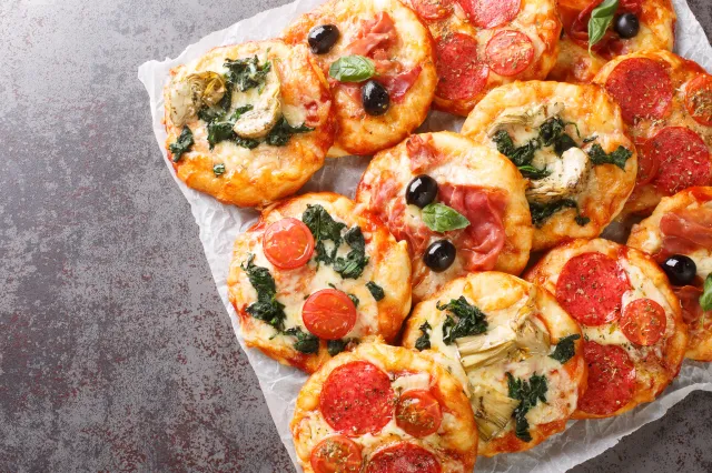 Dodaj jajka i jeszcze jeden składnik. Pizzerinki z serka wiejskiego