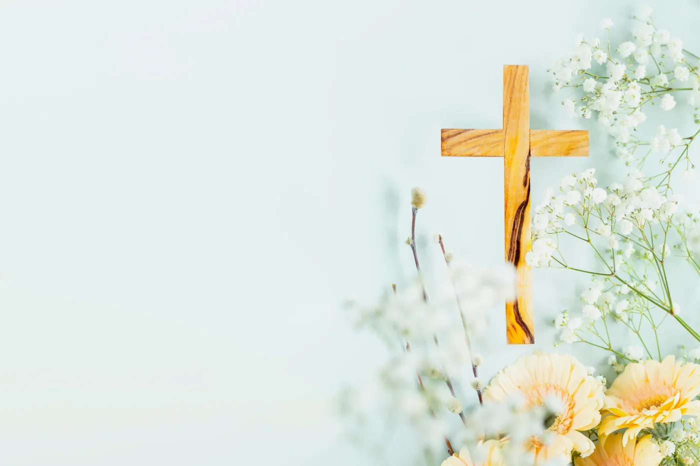 Wooden,Cross,With,Spring,Flowers,On,Blue,Background,With,Copy