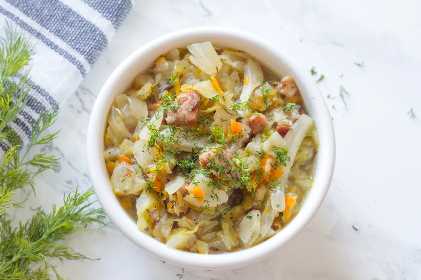 Pyszny obiad na czwartek. Podajemy przepis, Ty gotujesz. Bigos z młodej kapusty