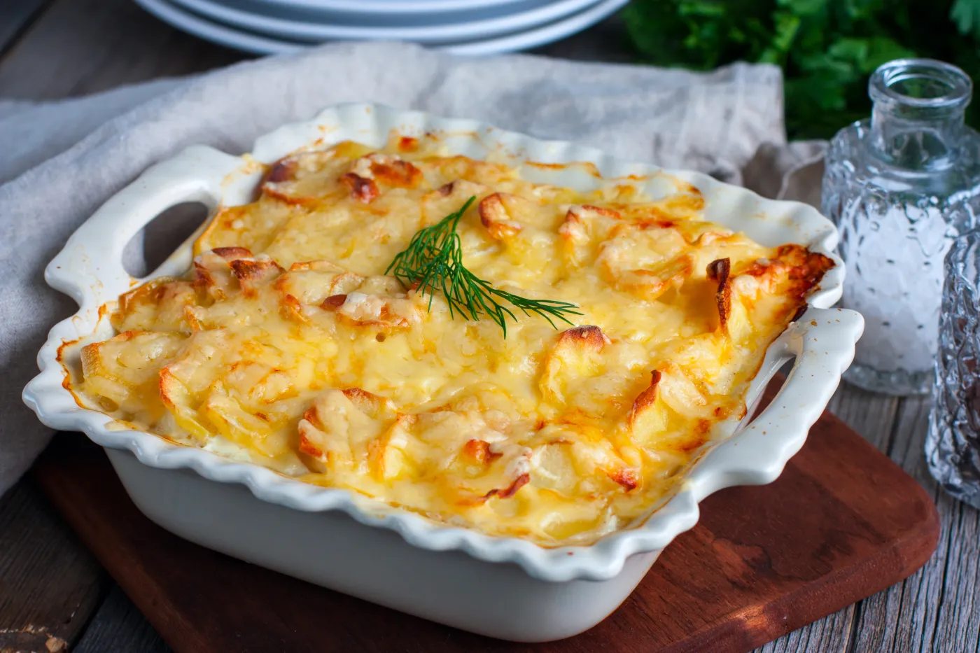 Pyszny obiad na piątek. Podajemy przepis, Ty gotujesz. Zapiekanka z łososiem Remigiusza Rączki