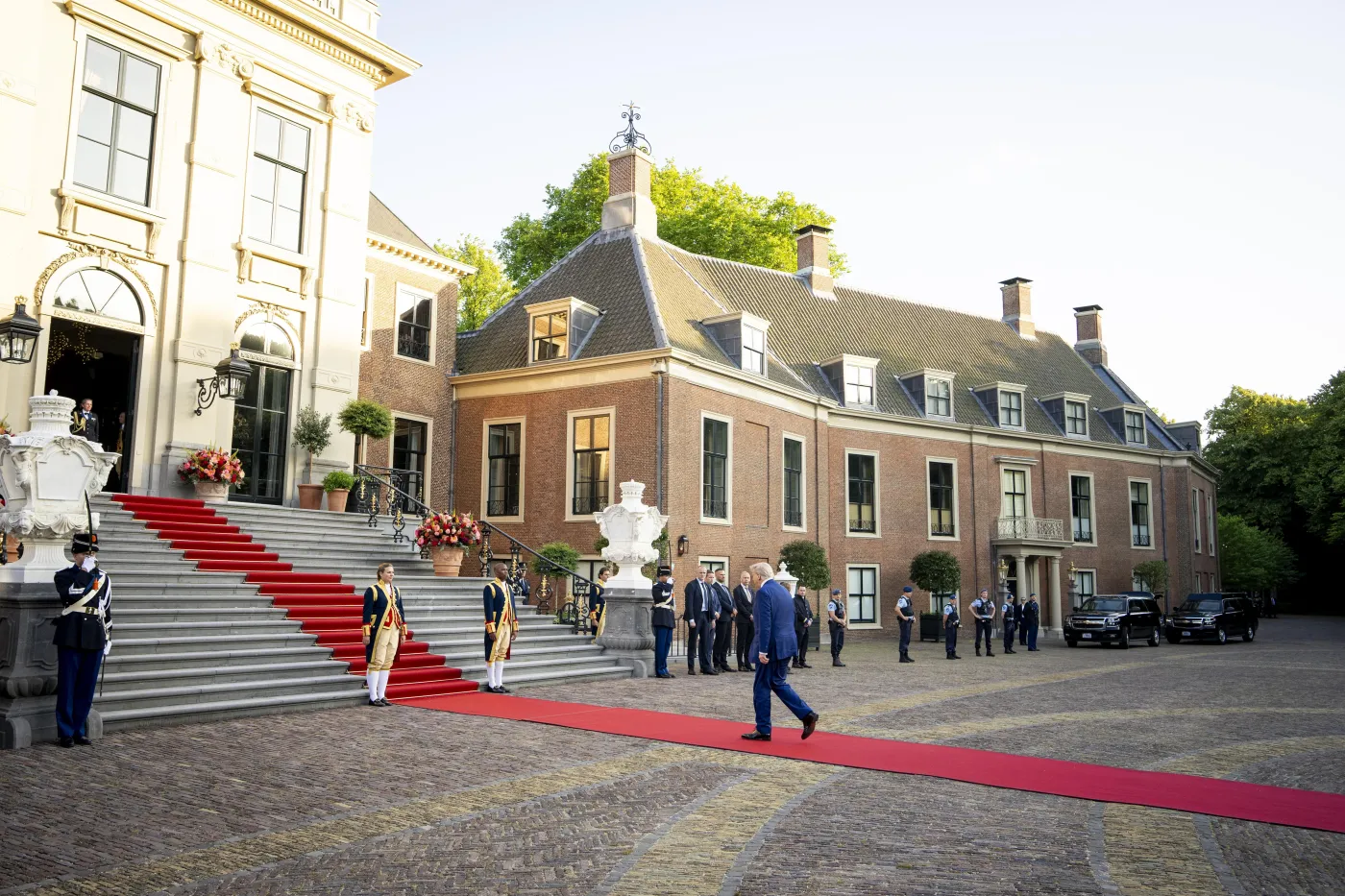 Trump z "Bestii" na królewską kolację. W Hadze rozpoczął się szczyt NATO