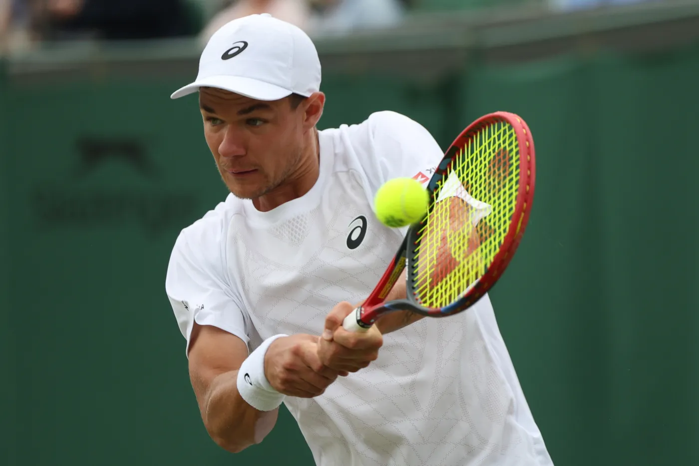 Majchrzak nie dał rady. Przegrał z Chaczanowem w 1/8 finału Wimbledonu