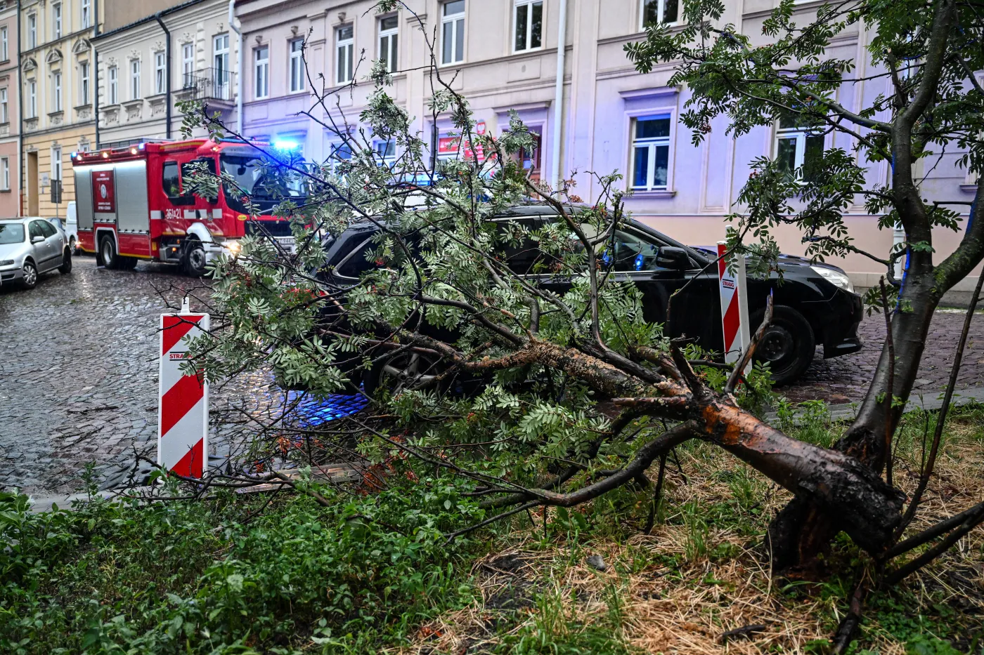 Zniszczone domy, zalane ulice. Strażacy walczą z żywiołem już całą dobę