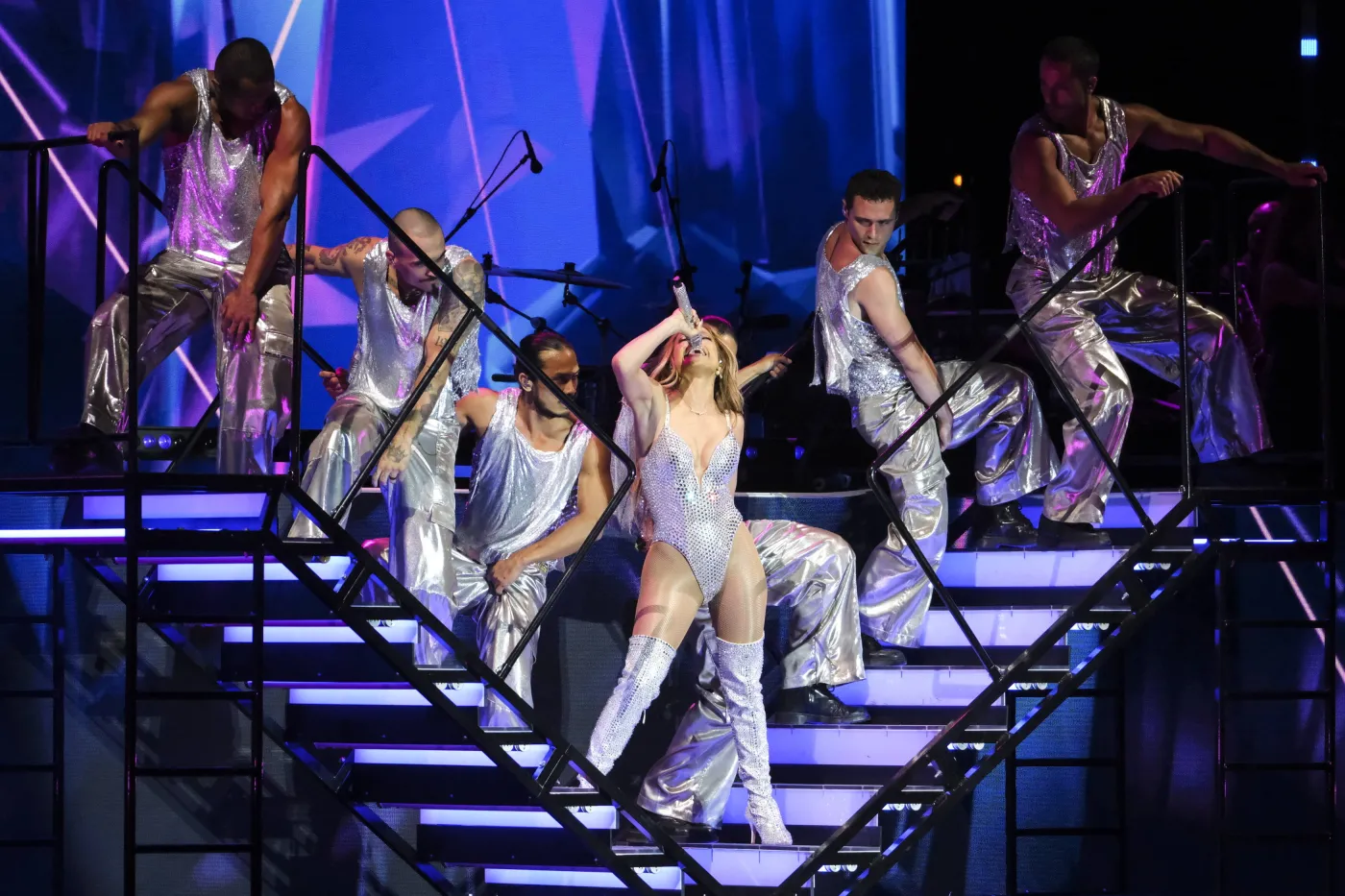 Spóźnienie i wpadka Jennifer Lopez na koncercie w Warszawie. Był też mocny apel